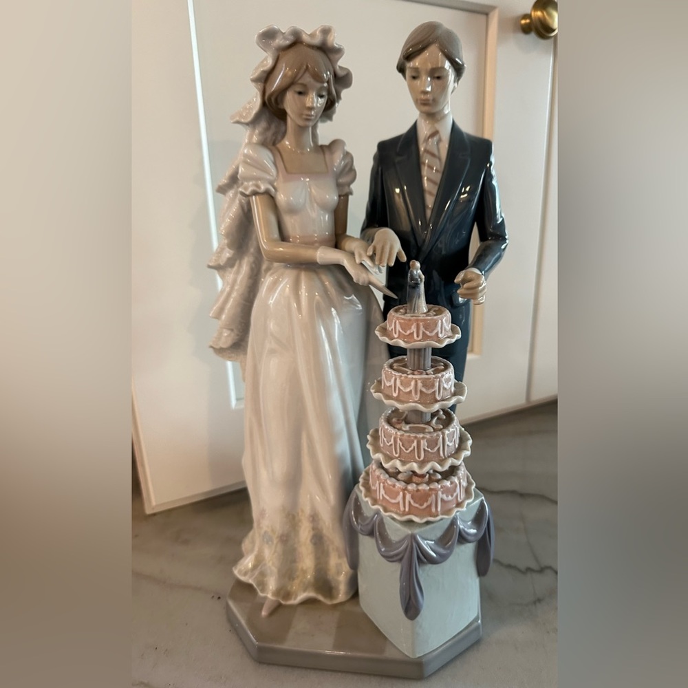 Lladró #5587 The Wedding Cake. Perfect condition. 13” tall, 6” wide.